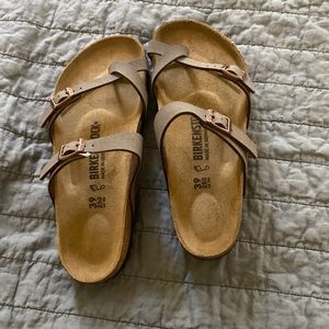 Never used Birkenstocks. No tags.size 39. Mocha color.